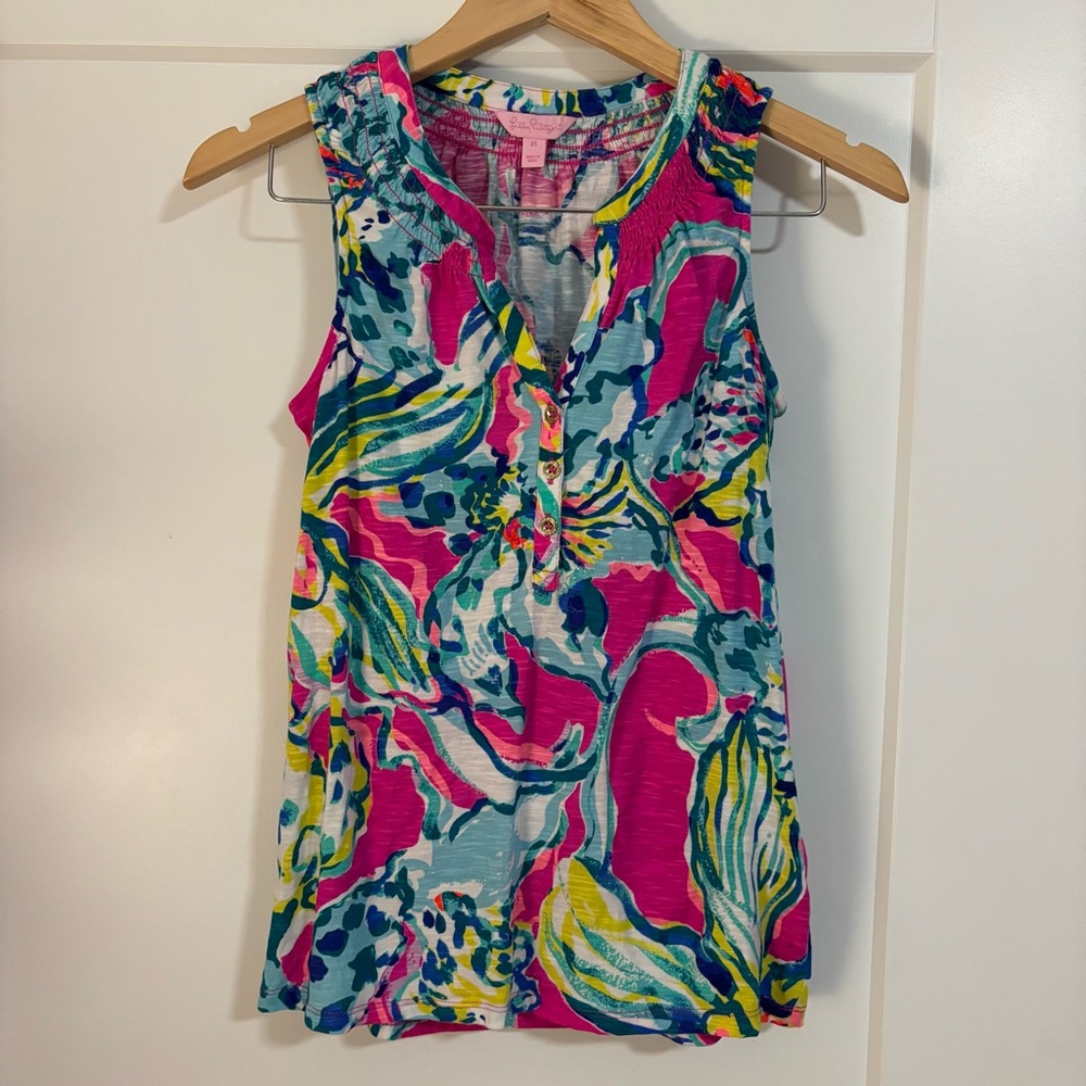 Lilly Pulitzer Essie Top
Magenta Hottie Floral Size XS